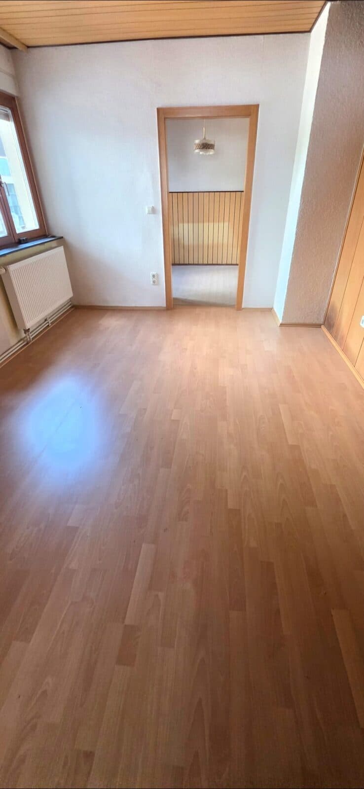 Besenrein geräumte Wohnung mit frisch sichtbarem Parkettboden