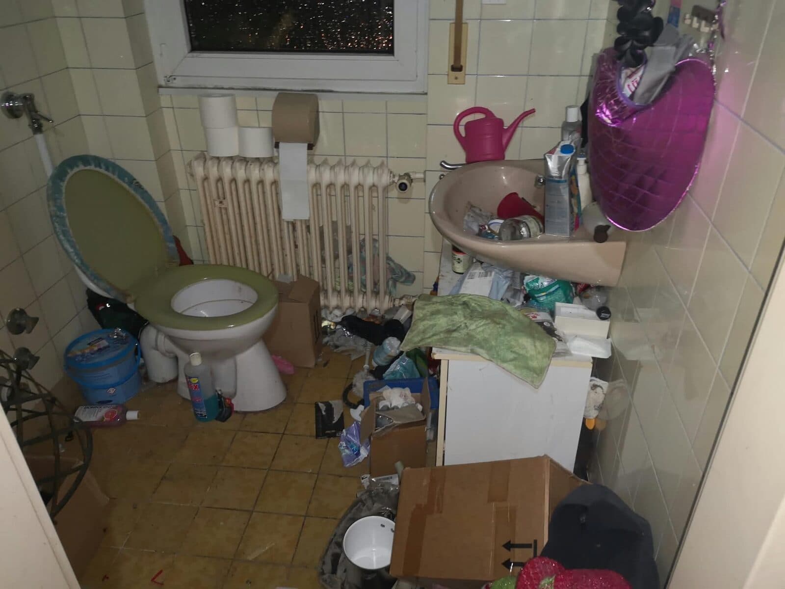 Verschmutztes Bad vor der Entrümpelung