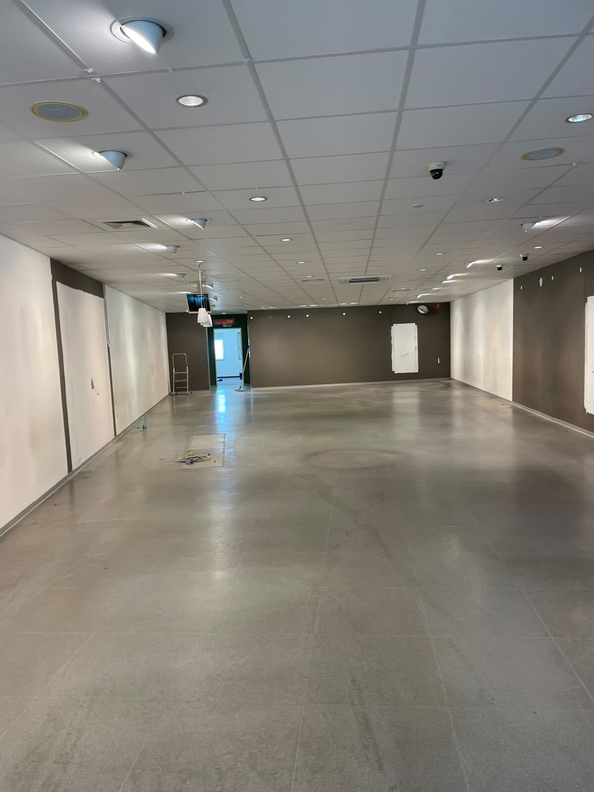 Komplett leergeräumte Gewerbefläche nach der Räumung