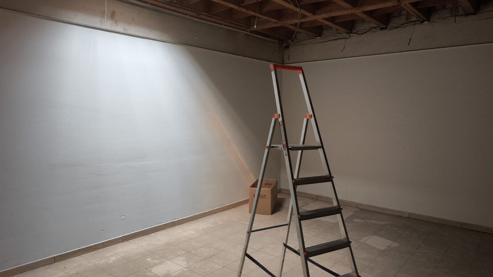 Rückbau der Zwischendecke im leeren Raum