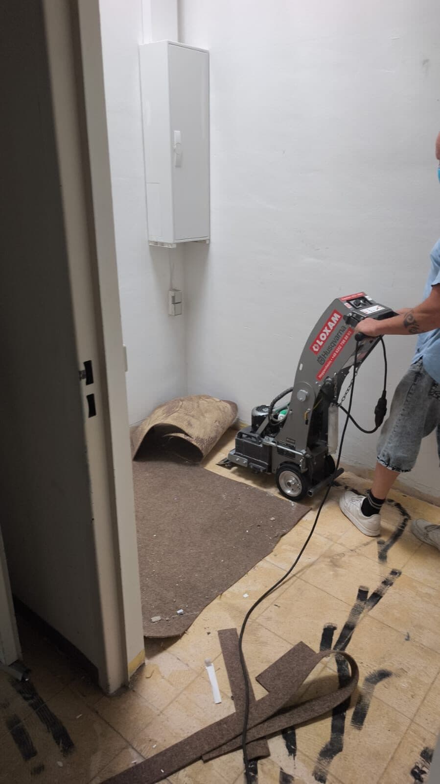 Fachgerechtes Bodenschleifen mit Profi-Maschine