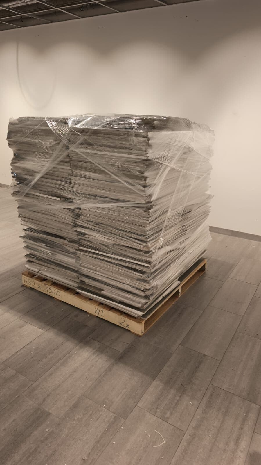 Sauber gestapelte und verpackte Ware auf Palette
