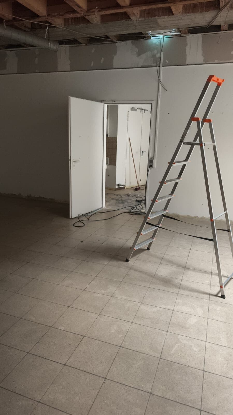 Rückbau einer Decke mit freigelegten Balken und Trittleiter